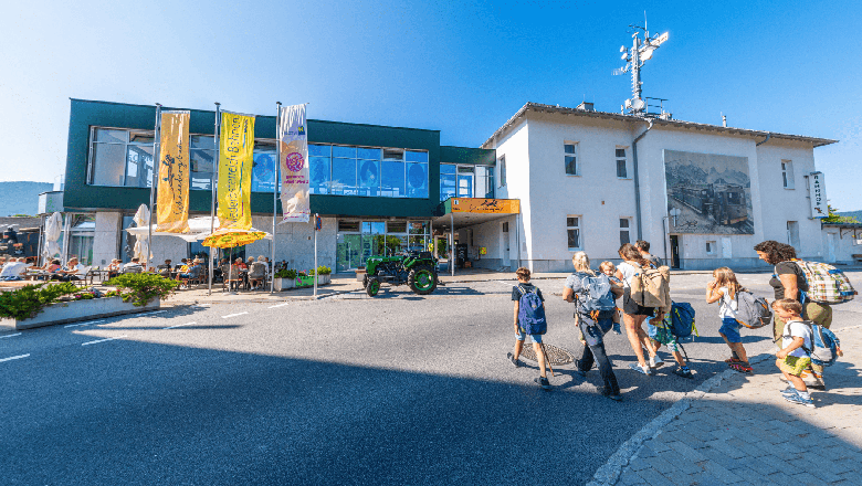 Das Tourismusportal am Bahnhof Puchberg: Ihr Ankunftsbereich., © NB/Wegerbauer Groß und Klein gehen zum Infopoint am Bahnhof
