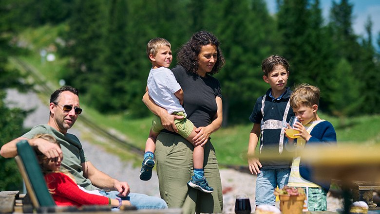 Erleben Sie urige Hüttenatmosphäre am höchsten Berg Niederösterreichs., © NB/Wegerbauer Familie ist in der Natur unterwegs