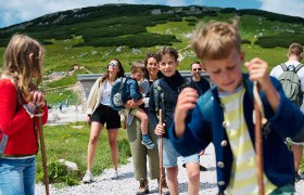 Die schönsten Schulausflüge am Hochschneeberg, © NB/Wegerbauer Kinder mit Erwachsenen am Hochschneeberg