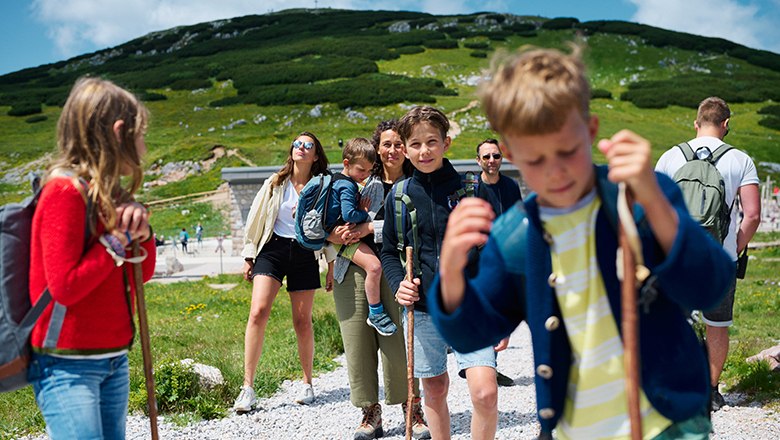 Die schönsten Schulausflüge am Hochschneeberg, © NB/Wegerbauer Kinder mit Erwachsenen am Hochschneeberg