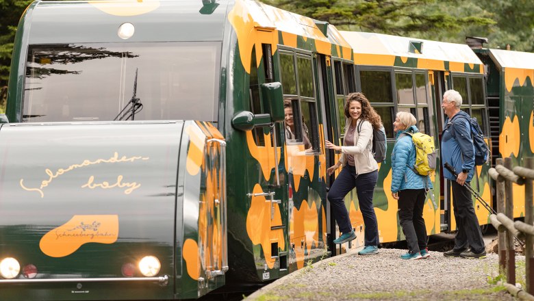 Familie steigt in den Salamander-Zug ein, © NB/Schwarz-König Eine Familie steigt in den Salamander-Zug ein
