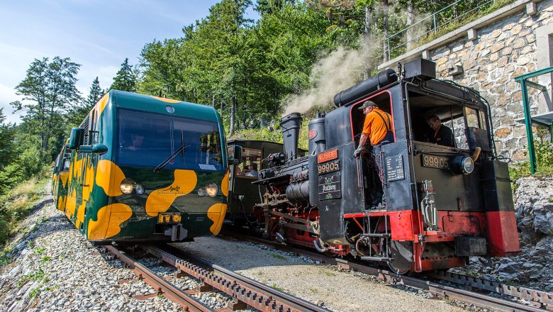 Nostalgie trifft Moderne, © NB/Zwickl Salamander-Zug und Nostalgiezug queren einander