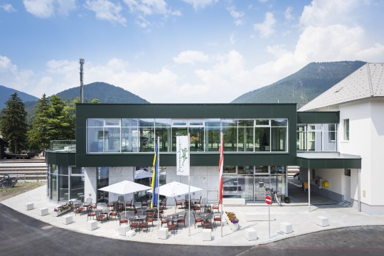 Das moderne Bahnhofsgebäude der Schneebergbahn, © NB/Bartylla Das moderne Bahnhofsgebäude der Schneebergbahn, © NB/Bartylla