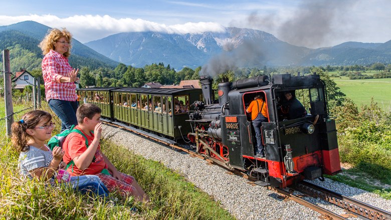 Der Nostalgie-Dampfzug auf dem Weg zum höchstgelegenen Bahnhof Österreichs., © NB/Zwickl Der Nostalgie-Dampfzug auf dem Weg zum höchstgelegenen Bahnhof Österreichs., © NB/Zwickl