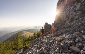 Zwei Wanderer gehen bergauf auf den Schneeberg