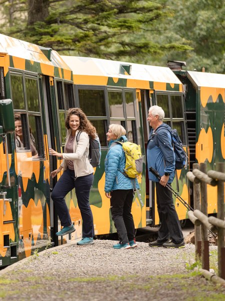 Eine Familie steigt in den Salamander-Zug ein
