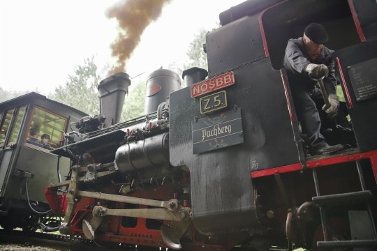 Kohle schaufeln um den Dampfzug anzutreiben, &copy; NB/Zenz