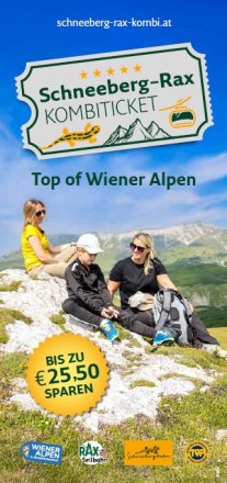 Drei Personen sitzen auf einer Bergwiese mit Blick auf Berggipfel, dar&uuml;ber steht der Schriftzug 'Schneeberg-Rax KOMBICKET Top of Wiener Alpen' und ein gelber Stern mit 'BIS ZU &euro; 25,50 SPAREN'.